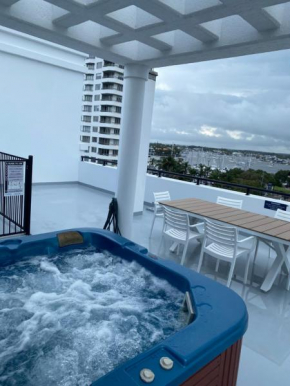 At The Beach Mooloolaba, Private Rooftop With Spa, 50m to Beach, Surfclub and Esplanade